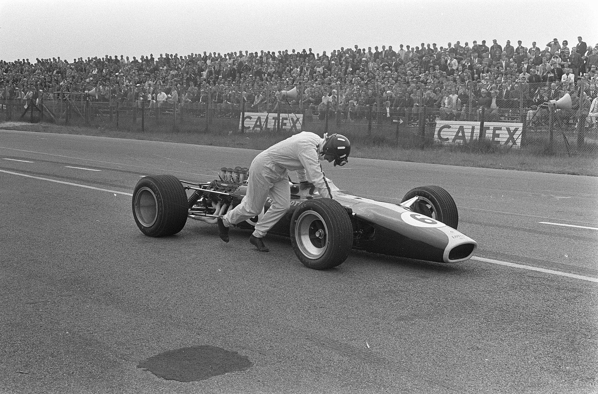 Historical Formula 1 photograph: Graham Hill Lotus, 1967