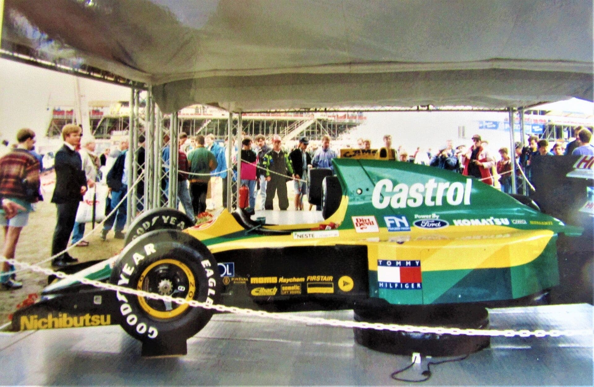 Historical Formula 1 photograph: Lotus 107 Johnny Herbert, 1992