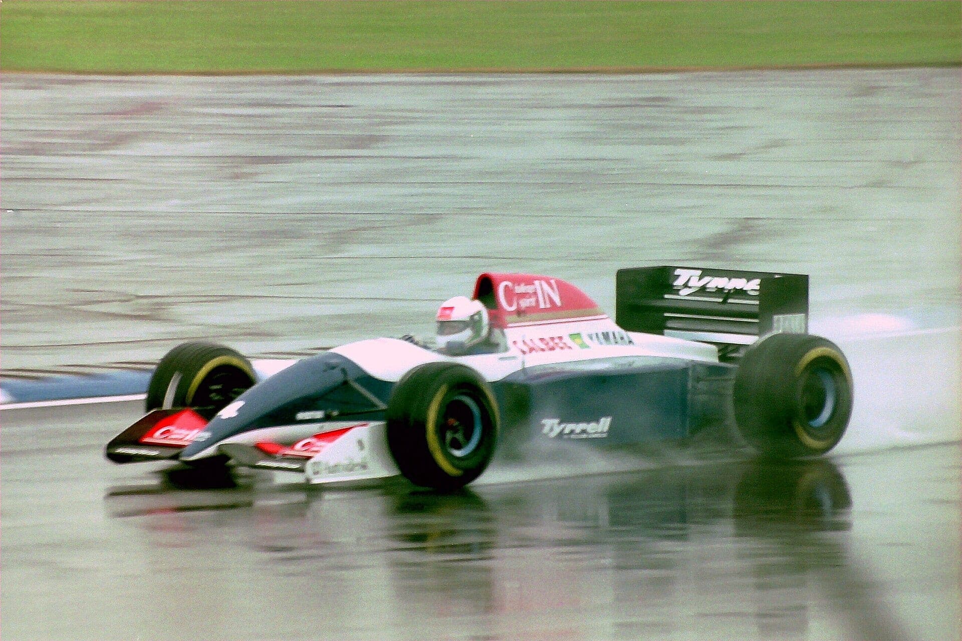 Historical Formula 1 photograph: Andrea Cesaris Tyrrell 021 GP Bretagna, 1993