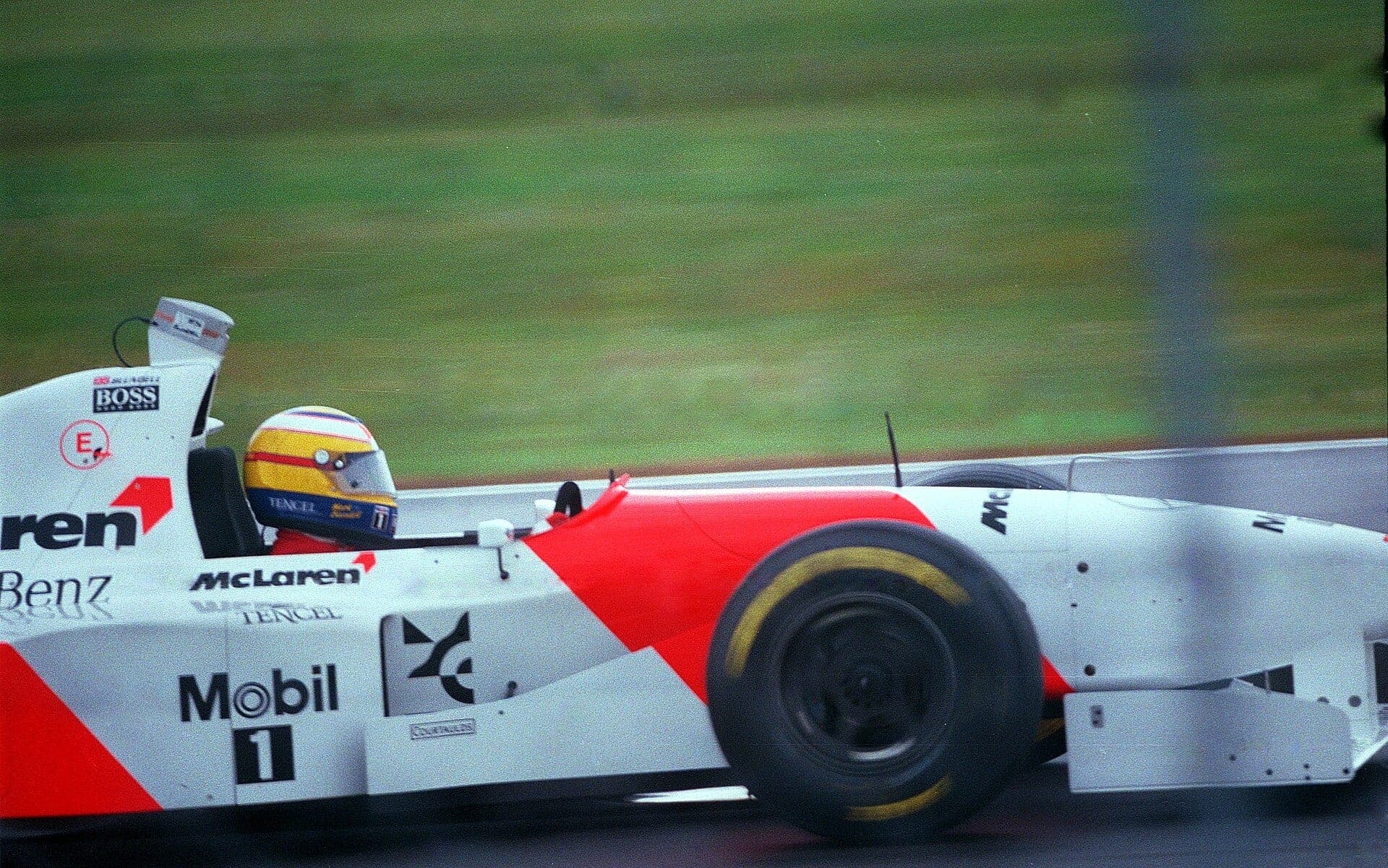 Historical Formula 1 photograph: Mark Blundell Mclaren MP4-10B GP Bretagna Silverstone, 1995