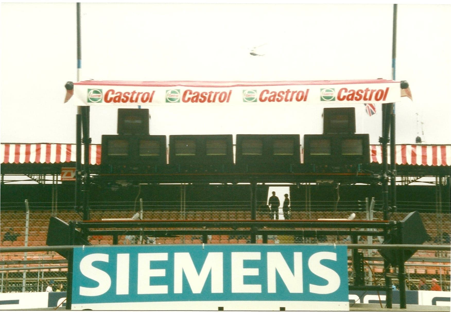 Historical Formula 1 photograph: Williams F1 Pitbox GP Bretagna, 1998